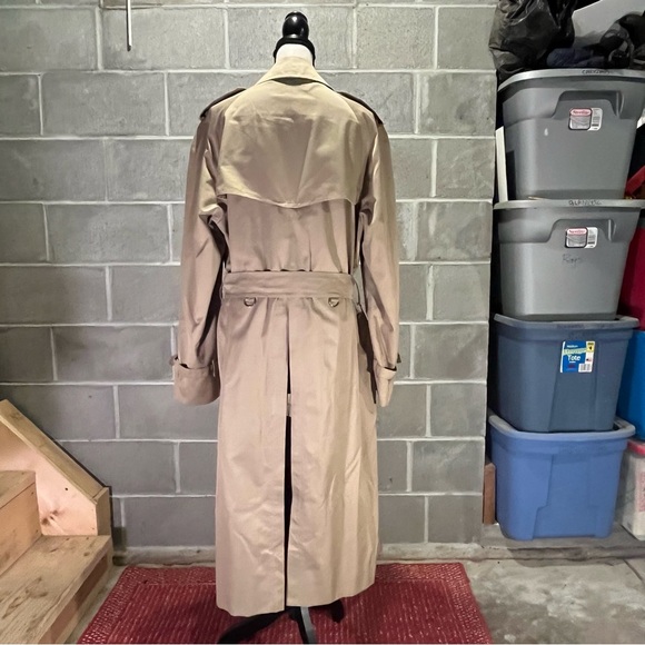 Burberry trench coat. - Picture 5 of 15